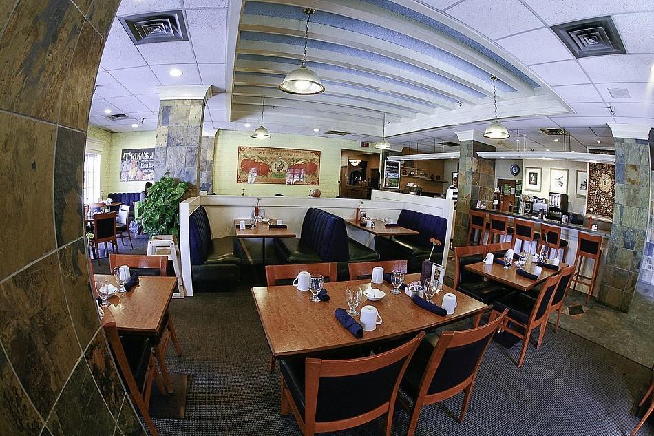Compass Point Inn - サレー レストラン 写真